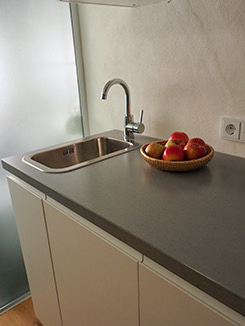 Küchenzeile als Betonarbeitsplatte mit integriertem Waschbecken von BK Forchtenstein