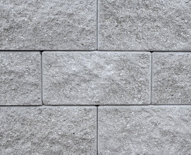 BK Mauerstein in der Farbe Zementgrau mit der Oberfläche Felsino