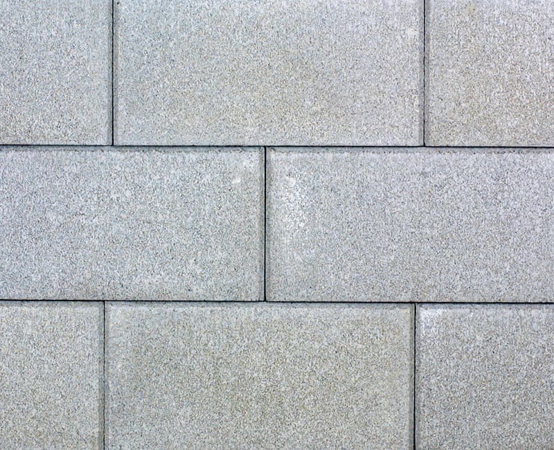 BK Mauerstein in der Farbe Zementgrau mit der Oberfläche Steinglatt