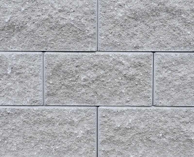 BK Mauerstein in der Farbe Zementgrau mit der Oberfläche Gespalten